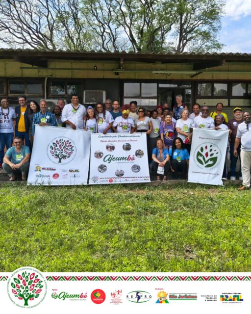 🔥 Rolé! Ajeumbó Agita a Web com Debate de Peso! 🚀

Projeto Ajeumbó Territórios Sustentáveis e Cooperativa Ajeumbó em foco no Seminário que rolou!

O papo foi reto e transformador!

O Seminário realizado pelo Ajeumbó Territórios Sustentáveis colocou a lente de aumento em temas que fazem a diferença na vida real das comunidades: a força do Etnodesenvolvimento e o poder da Economia Popular Solidária e do Cooperativismo.

Pra que serve esse tal de Etnodesenvolvimento?

É a chave pra crescer, gerar renda e ter autonomia, mas sem perder a essência, respeitando a cultura, os saberes ancestrais e o jeito de viver de cada povo - especialmente os povos tradicionais, quilombolas e de terreiro, que são a alma do Ajeumbó.

E a Cooperativa e o Projeto Ajeumbó? Eles são a prova de que a união faz a força! São ferramentas poderosas para:
 * Combater a fome.
 * Garantir o desenvolvimento sustentável de verdade.
 * Conectar o campo e a cidade.
 * Fortalecer a rede afrocentrada de cooperação, que acredita no alimento compartilhado como elo de prosperidade (Ajeumbó é isso em Iorubá!).

A mensagem é clara: Desenvolver com a nossa cara, com respeito e solidariedade, é o caminho para um futuro mais justo e digno para geral!

#Ajeumbó #Etnodesenvolvimento #EconomiaSolidária #Cooperativismo #DesenvolvimentoSustentável #CulturaAncestral #PovosDeTerreiro #Quilombolas #ComidaCompartilhada #PoderPopular