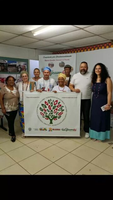 Hoje em nossa sede tivemos a honra de receber a visita de tão importantes referências das comunidades de terreiro do candomblé, para juntos construímos a Ajeumbó nas cidades de Feliz, Montenegro e São Leopoldo. Sejam bem-vindos às Autoridades tradicionais:  Mãe Patrícia de Xangô, Mãe Bel de Oya, Pai Iago de Osogioan, 
Também estiveram presentes as Omorixas Cláudia e Raissa e Ogan Rui. 

@territorios.sustentaveis