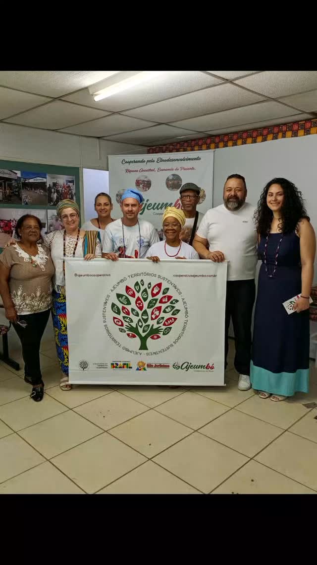 Hoje em nossa sede tivemos a honra de receber a visita de tão importantes referências das comunidades de terreiro do candomblé, para juntos construímos a Ajeumbó nas cidades de Feliz, Montenegro e São Leopoldo. Sejam bem-vindos às Autoridades tradicionais:  Mãe Patrícia de Xangô, Mãe Bel de Oya, Pai Iago de Osogioan, 
Também estiveram presentes as Omorixas Cláudia e Raissa e Ogan Rui. 

@territorios.sustentaveis