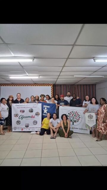 ​🔥 FORÇA TOTAL NA ECONOMIA SOLIDÁRIA! 🔥
​Hoje, 23/10/25, o Projeto Ajeumbó Territórios Sustentáveis e a Ajeumbó Cooperativa do Povo receberam uma visita importantíssima para quem acredita em outro jeito de fazer economia!
​Tivemos o prazer de ter em nossa sede a presença de grandes lideranças da Economia Solidária do Paraná, gente engajada da ONG CEFURIA e da poderosa Rede MANDALA, que articula empreendimentos solidários do campo e da cidade no estado vizinho.
​🤝 O que rolou?
​Foi um dia de muita troca de saberes, onde apresentamos nosso trabalho e ouvimos as experiências inspiradoras do Paraná. Essa visita reforça algo que a gente sempre diz: juntos, somos mais fortes! A Economia Solidária é a prova de que é possível construir um futuro com mais justiça social, dignidade, e com o povo no centro das decisões!
​Um muito obrigado especial às companheiras e companheiros do Paraná pela oportunidade de apresentar o Ajeumbó e a Cooperativa do Povo. A esperança é gigante! Queremos logo, logo, construir pontes e ações em parceria com vocês por lá!

​A luta continua! Rumo a uma economia que cuida, partilha e transforma!

E aí, bora comer juntos!

​#EconomiaSolidária #Ajeumbó #CEFURIA #RedeMandala #Cooperativismo #TerritóriosSustentáveis #DesenvolvimentoComunitário #AçãoPopular #Paraná #TrocaDeSaberes #JustiçaSocial